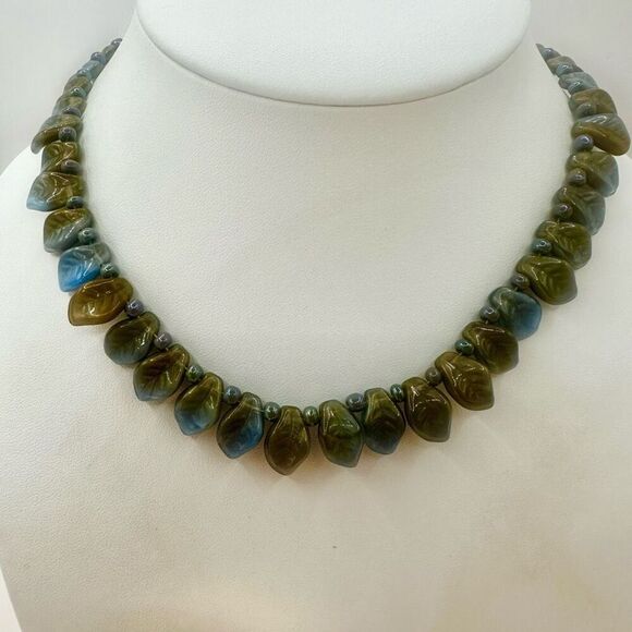 Blue beaded leaf choker necklace - Picture 4 of 11